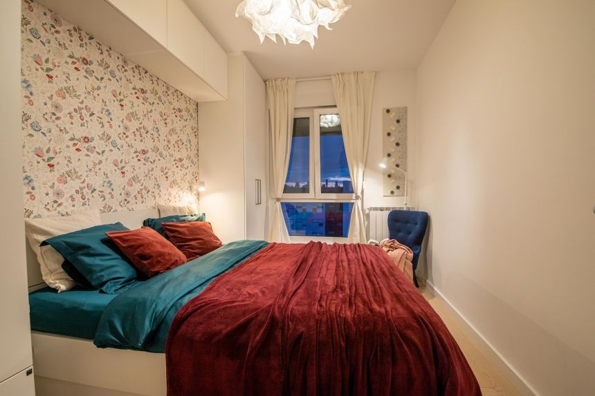 Realization of the bedroom with luxury floral wallpaper by Eijffinger