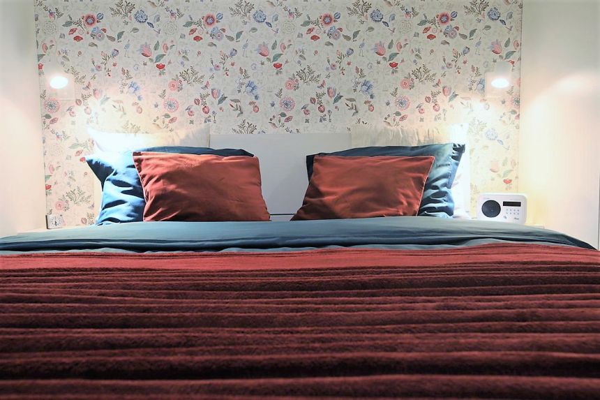 Realization of the bedroom with luxury floral wallpaper by Eijffinger
